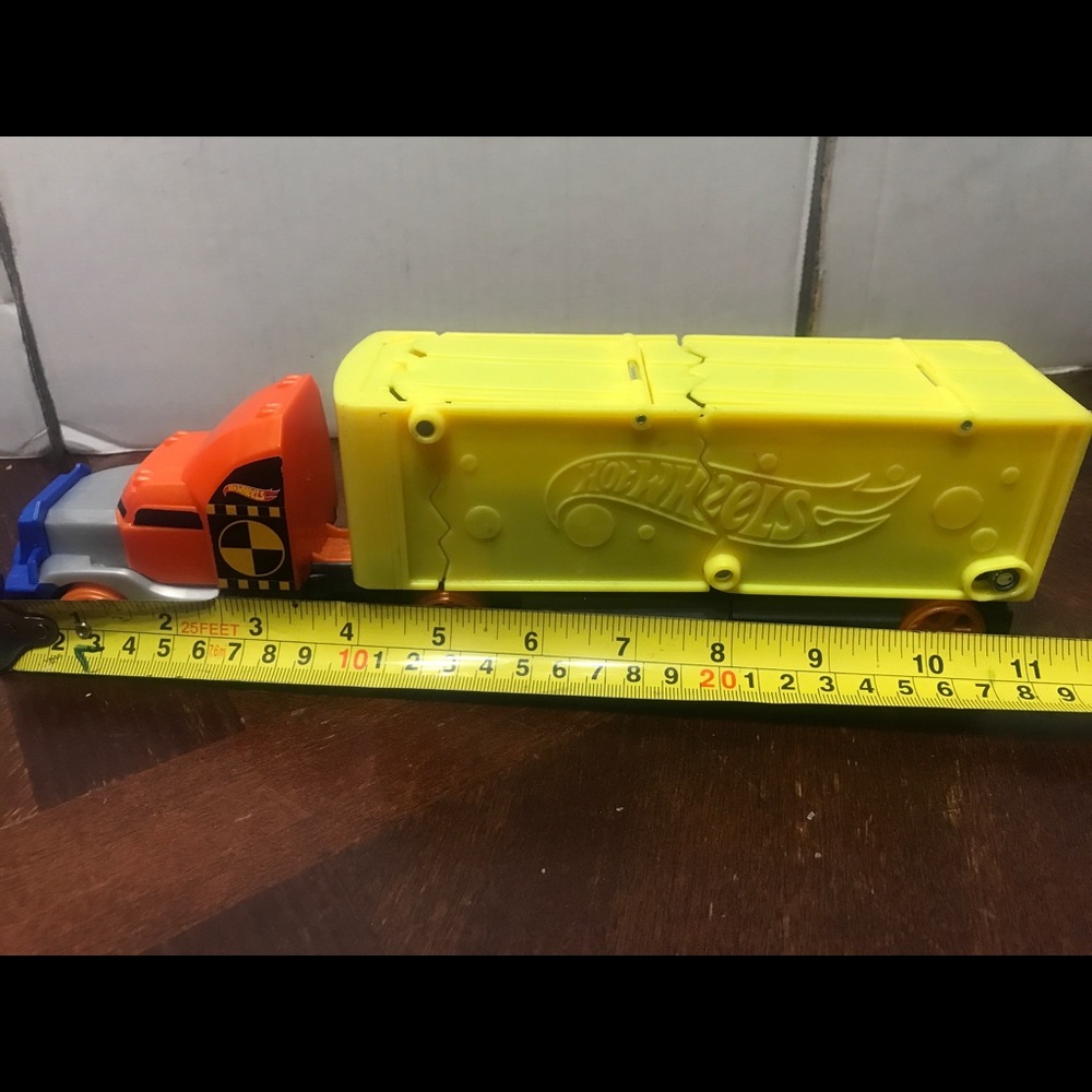 Hot Wheels Crashing Rig
